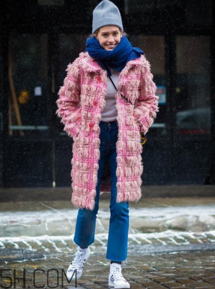 冬天牛仔褲配什么上衣？冬天穿牛仔褲怎么搭配？