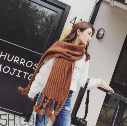 焦糖色圍巾配什么顏色衣服？焦糖色圍巾搭配圖片