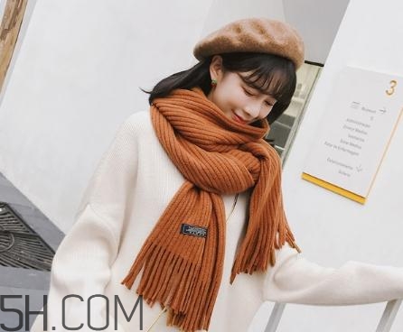 焦糖色圍巾配什么顏色衣服？焦糖色圍巾搭配圖片