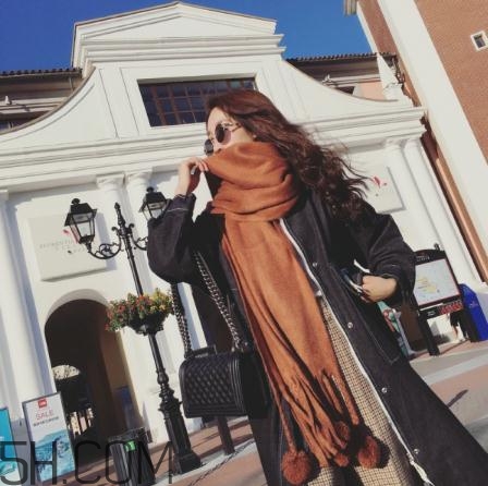 焦糖色圍巾配什么顏色衣服？焦糖色圍巾搭配圖片