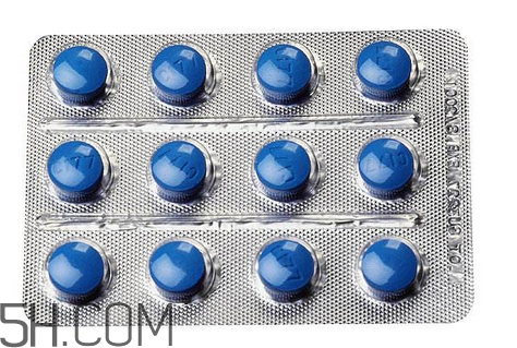 萬(wàn)艾可可以買(mǎi)一粒嗎？萬(wàn)艾可可以刷醫(yī)?？▎幔?></p><h3>萬(wàn)艾可幾個(gè)療程有效果</h3><p>萬(wàn)艾可服用幾個(gè)療程有效果這需要結(jié)合病人的實(shí)際情況來(lái)決定。萬(wàn)艾可對(duì)于勃起功能障礙與早泄等男性疾病有非常顯著的改善作用。勃起反應(yīng)一般隨萬(wàn)艾可劑量和血漿濃度的增加而增強(qiáng)。實(shí)驗(yàn)顯示，藥效可持續(xù)至4小時(shí)，但反應(yīng)較2小時(shí)時(shí)弱。萬(wàn)艾可在中國(guó)上市已十余年，知名度自然不用說(shuō)了，藥效也是有目共睹的。</p><p>萬(wàn)艾可是男科藥品中知名度非常高的陽(yáng)痿用藥，每次做愛(ài)前0.5-4小時(shí)服用即可達(dá)到36h內(nèi)高質(zhì)量勃起的保障。當(dāng)然，前提是必須在有性欲刺激下才能發(fā)揮藥效。</p><p>萬(wàn)艾可不能引起性欲，其作用只是在出現(xiàn)性欲沖動(dòng)時(shí)，幫助ED患者恢復(fù)正常的勃起功能。也就是說(shuō)萬(wàn)艾可的主要作用是恢復(fù)一個(gè)人的正常性功能，讓你在有性沖動(dòng)時(shí)自然勃起。這也是就萬(wàn)艾可的最大好處，讓人恢復(fù)自然勃起的性功能，自然地性交。</p><p>關(guān)于萬(wàn)艾可服用幾個(gè)療程有效果呢?大家一定不要著急，在服用藥物的同時(shí)要放松心情，減輕自己的壓力，只要堅(jiān)持進(jìn)行治療，是一定可以康復(fù)的。</p><p style=