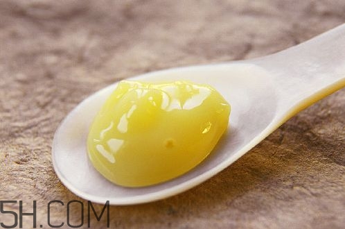 蜂王漿的營養(yǎng)成分有哪些？怎么辨別真假蜂王漿？