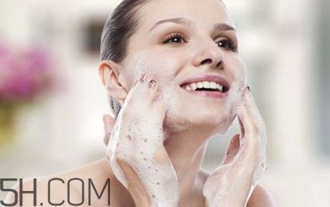 睡前洗臉的好處有哪些？早上不洗臉的好處有哪些？