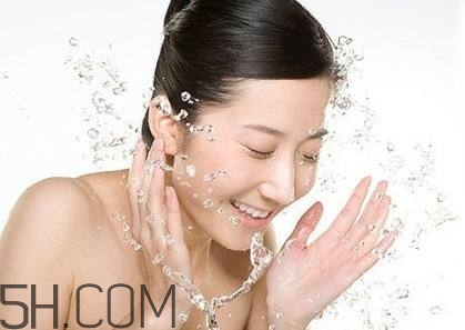 睡前洗臉的好處有哪些？早上不洗臉的好處有哪些？