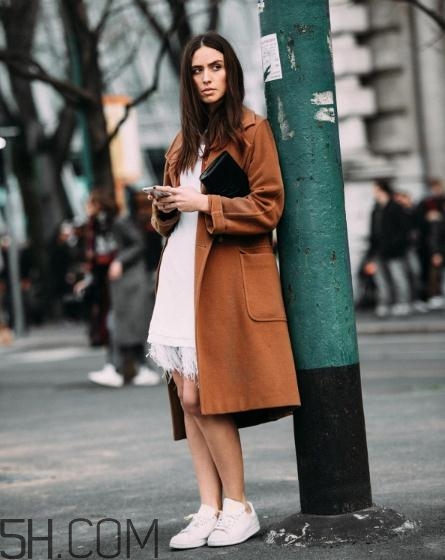 焦糖色大衣配什么鞋子？焦糖色大衣搭配鞋子圖片