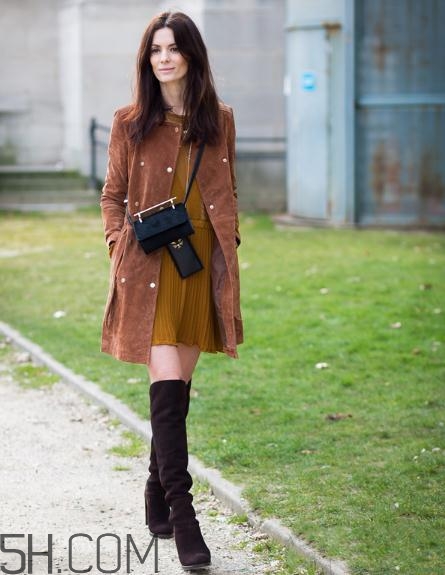 焦糖色大衣配什么鞋子？焦糖色大衣搭配鞋子圖片