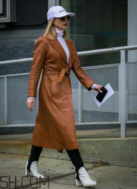 焦糖色大衣配什么鞋子？焦糖色大衣搭配鞋子圖片