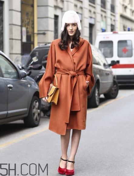 焦糖色大衣配什么鞋子？焦糖色大衣搭配鞋子圖片