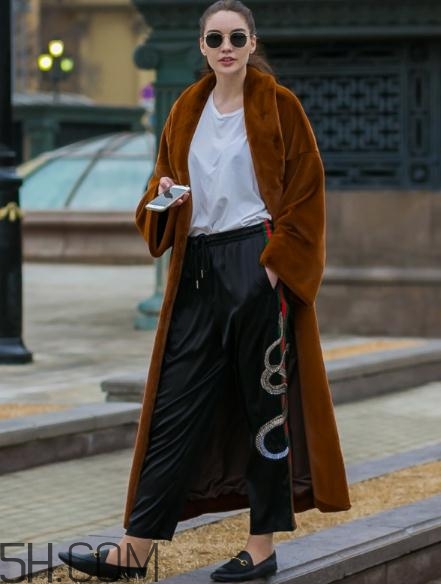 焦糖色大衣配什么鞋子？焦糖色大衣搭配鞋子圖片