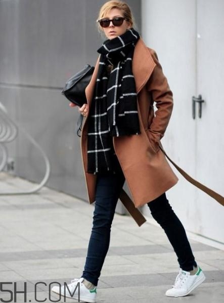 焦糖色大衣配什么鞋子？焦糖色大衣搭配鞋子圖片