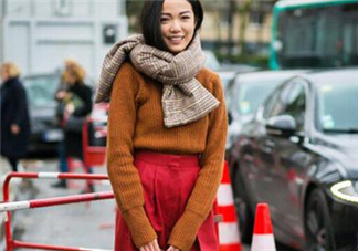 焦糖色上衣配什么褲子？焦糖色上衣搭配褲子圖片