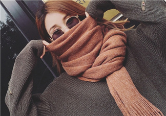 焦糖色圍巾配什么顏色衣服？焦糖色圍巾搭配圖片