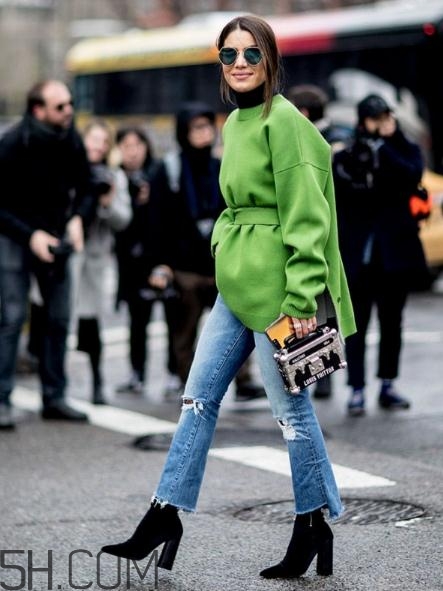 冬天破洞牛仔褲怎么搭配？破洞牛仔褲冬天怎么穿？