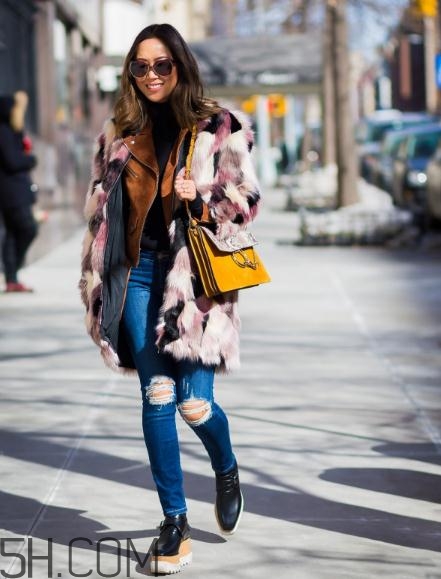 冬天破洞牛仔褲怎么搭配？破洞牛仔褲冬天怎么穿？