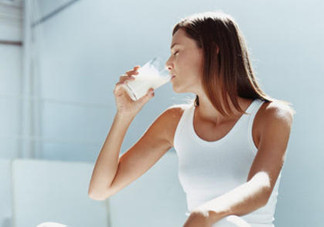 成人為什么也要喝奶粉？成人喝奶粉的好處有哪些？