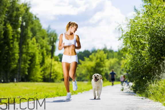 慢跑和快走哪個(gè)減肥效果更好？長(zhǎng)期慢跑的好處有哪些？