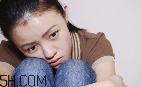 焦慮癥的表現(xiàn)是怎樣的？焦慮癥對身體有什么危害？