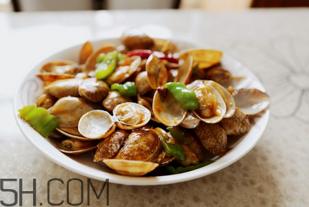 吃海鮮時(shí)能不能喝啤酒？花甲發(fā)臭了還能吃嗎？