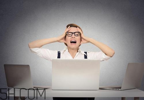 焦慮癥患者為什么一到晚上就焦慮得厲害？焦慮癥嚴重了會怎么樣？