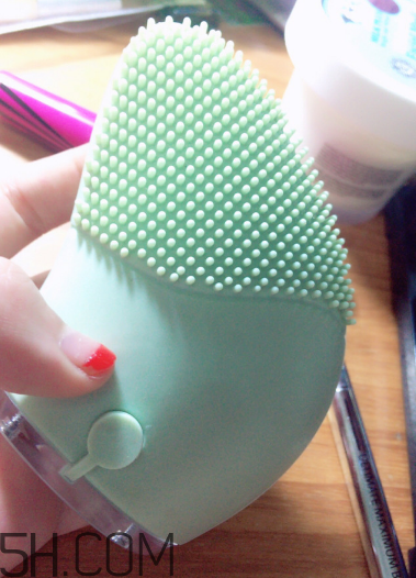 悅詩風(fēng)吟潔面儀和露娜哪個好用_差別大嗎？