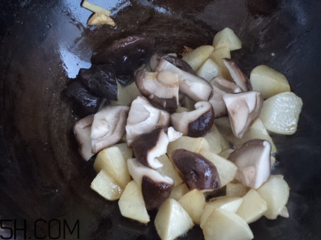 香菇和白蘿卜可以一起吃嗎？香菇和白蘿卜一起吃有什么好處？