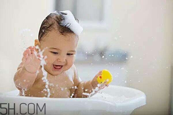 冬天皮膚干燥用什么沐浴乳？冬天使用沐浴乳的注意事項有哪些？