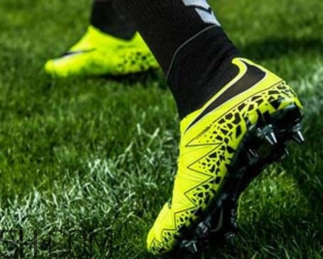 足球鞋長(zhǎng)釘好還是碎釘好？足球鞋長(zhǎng)釘碎釘區(qū)別