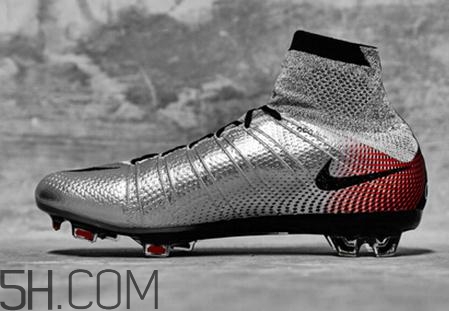 足球鞋要買大一碼嗎？足球鞋會不會越穿越大？