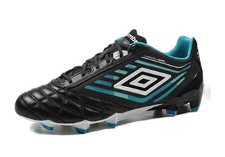 足球鞋要買大一碼嗎？足球鞋會(huì)不會(huì)越穿越大？