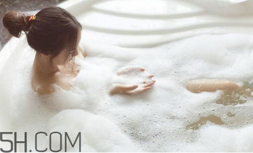 冬天皮膚干燥用什么沐浴乳？冬天使用沐浴乳的注意事項有哪些？