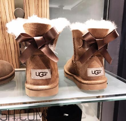 ugg雪地靴要穿襪子嗎？ugg是光腳穿嗎？