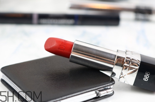 迪奧999啞光和滋潤(rùn)怎么區(qū)分 試色對(duì)比哪個(gè)更好看