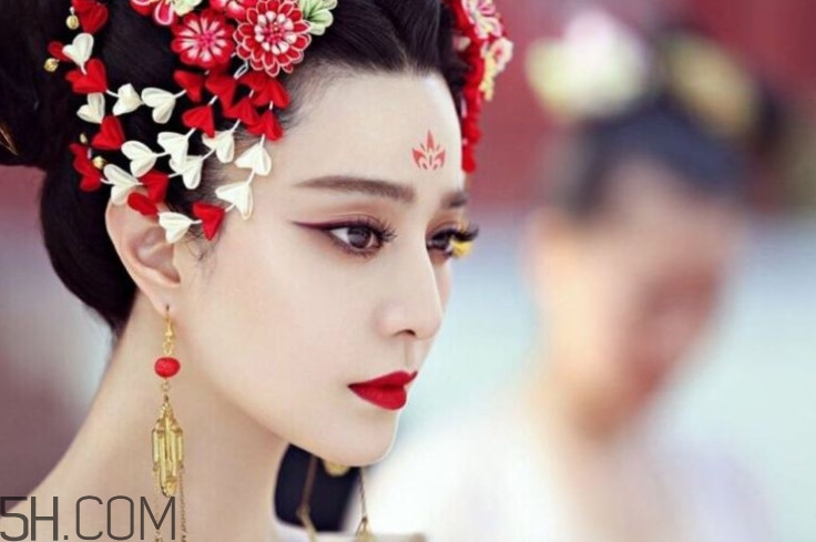 迪奧999啞光和滋潤(rùn)怎么區(qū)分 試色對(duì)比哪個(gè)更好看