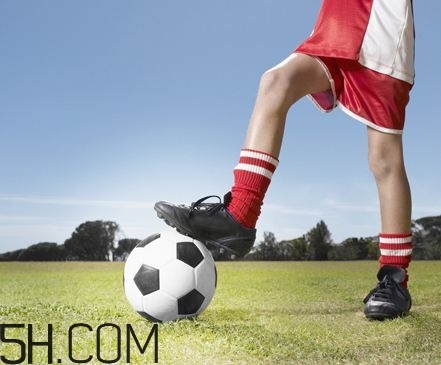 踢足球有哪些技巧？踢足球有哪些注意事項(xiàng)？