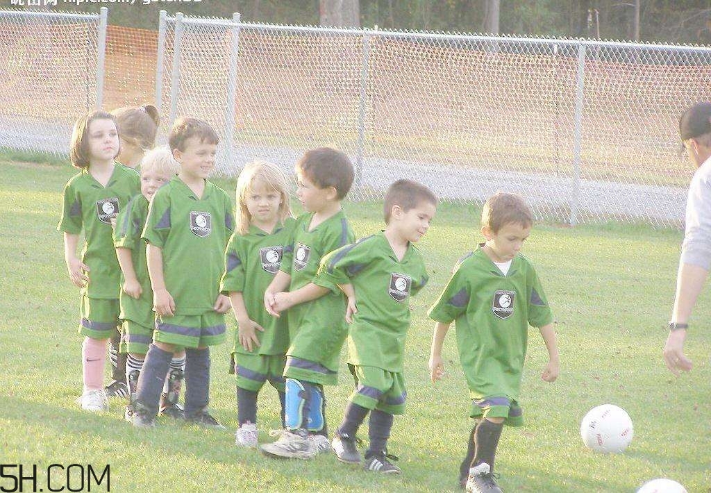 踢足球有哪些技巧？踢足球有哪些注意事項(xiàng)？