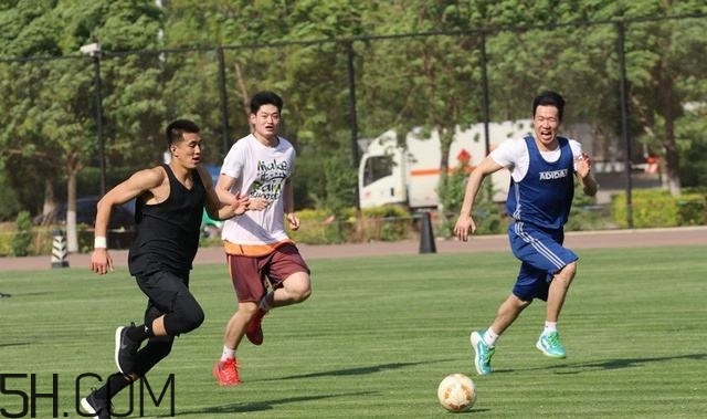 踢足球有哪些技巧？踢足球有哪些注意事項(xiàng)？