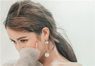 毛球耳環(huán)適合什么臉型 毛球耳環(huán)搭配什么衣服