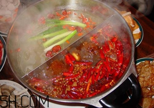 食道癌由什么原因引起的？食道癌晚期有什么癥狀？