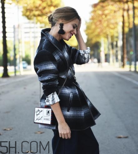 羊絨大衣配什么包包？羊絨大衣搭配什么包好看？