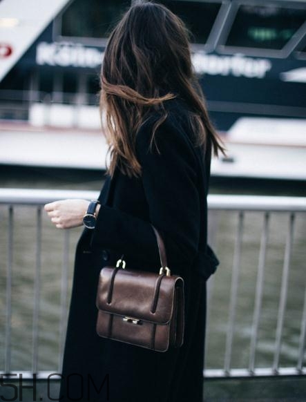 羊絨大衣配什么包包？羊絨大衣搭配什么包好看？