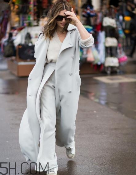 羊絨大衣里面怎么搭配？羊絨大衣搭配什么打底衫？