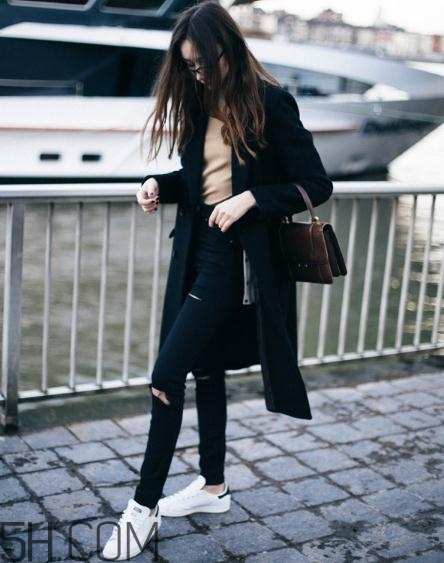 羊絨大衣里面怎么搭配？羊絨大衣搭配什么打底衫？