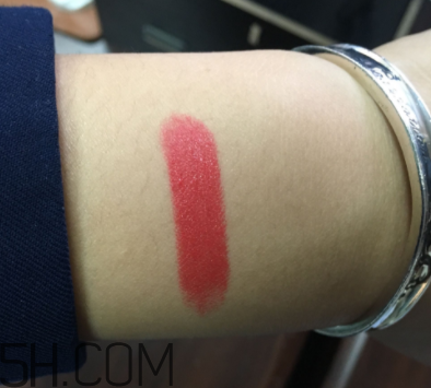 倩碧小方唇膏卡唇紋嗎？06號適合黃皮嗎？