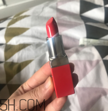 倩碧小方唇膏卡唇紋嗎？06號適合黃皮嗎？