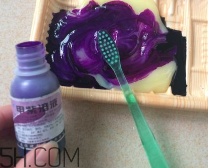 紫藥水可以染頭發(fā)嗎？紫藥水可以治腳氣嗎？