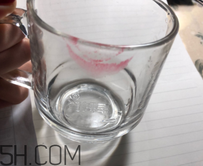 倩碧小方唇膏持久度如何？沾杯嗎？