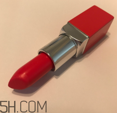 倩碧小方唇膏持久度如何？沾杯嗎？