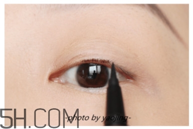 硬頭眼線(xiàn)筆怎么用 軟頭眼線(xiàn)筆怎么用