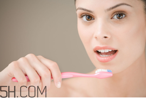 牙齒內(nèi)側(cè)的黃垢怎么去除？每天刷幾次牙齒最合適？