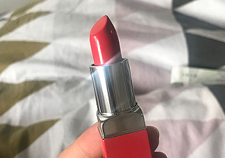 倩碧小方唇膏持久度如何？沾杯嗎？